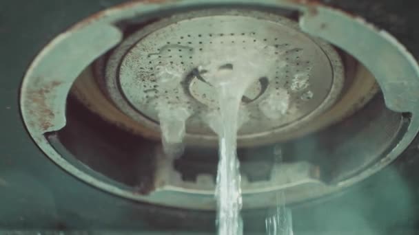 Vattenpump för test av kaffebryggare. Varmkokande vatten rinner ner. — Stockvideo