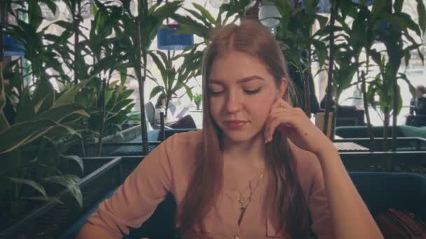 Μια Φωτογραφία Ενός Κοριτσιού Που Έπινε Ζεστό Ρόφημα Στην Καφετέρια — Αρχείο Βίντεο