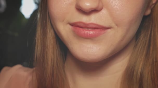 Extreme close-up gezicht gezicht deel van glimlachende vrouw onthullen gezonde witte tanden tijdens het praten, bewegende mond, mollige lippen — Stockvideo