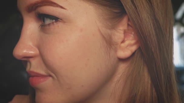 Une fille de profil avec des imperfections cutanées.. — Video