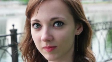 Taze görünümlü genç kız dışarıda mutlu görünüyor..