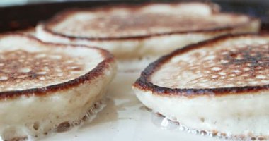 Sığ tavada tereyağında krep kızartıyorum.