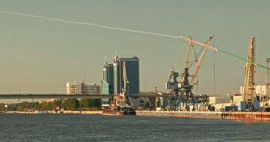 Astrakhan Rusya 'daki ticari nehir limanı panoramik çekim