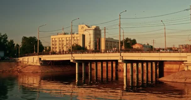 Astrakhan, Rusko, 29. srpna 2016: Město Astrakhan, Rusko. Pohled na hotel Victoria-Palace z nábřeží řeky Volhy. VPH je jedním z nejlepších hotelů v Astrakhan — Stock video