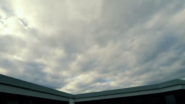 Dramáticas nubes volando sobre la azotea — Vídeos de Stock