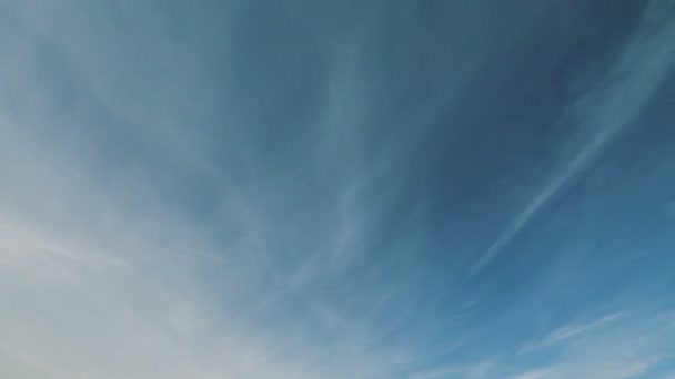 Awan putih tipis terbang di seluruh pandangan — Stok Video