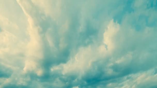 Mehrstöckige Wolken. Zwei Wolkenschichten fliegen in unterschiedliche Richtungen — Stockvideo