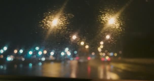 Visa på natten motorväg genom våt bil fönster suddig — Stockvideo