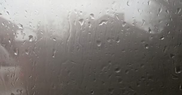 Vått fönster på bilen i regn storm — Stockvideo