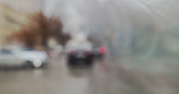 Ridning staden i regn storm när gatan blev pölar — Stockvideo
