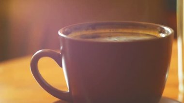 Buharlı bir fincan espresso. Sığ alan derinliğine sahip makro video