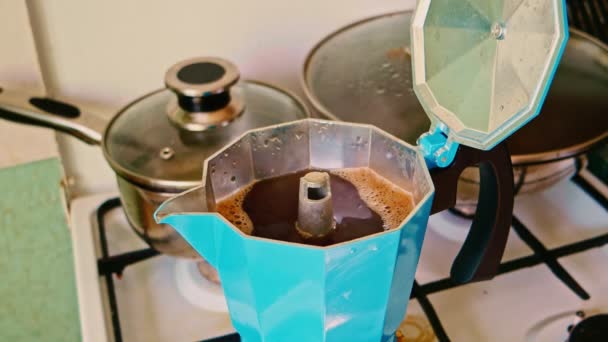 Sporák-top Moka hrnec plný čerstvé vařené kávy — Stock video