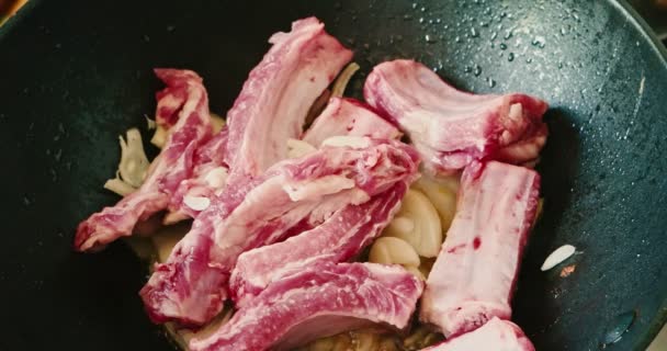 Memanggang daging babi mentah di penggorengan. Close-up — Stok Video