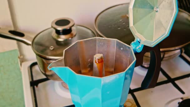 모카 냄비에서 기름 난로에 신선 한 커피를 준비하는 모습. — 비디오