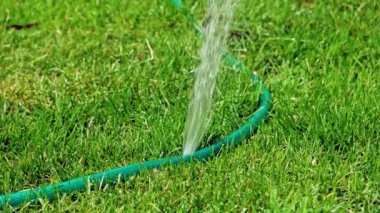 DIY sulama fıskiyesi yavaş çekimde çalışıyor