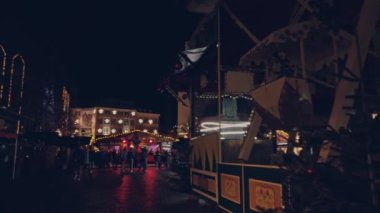 Bonn Almanya, 23 Aralık 2019: Noel pazarı. Etrafta bir sürü insan var. 4K alıyor, yiyor. 60 fps yavaş çekim.