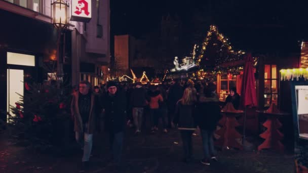 Bonn Germany, 23 Δεκεμβρίου 2019: Χριστουγεννιάτικη αγορά. Πολλοί άνθρωποι πηγαίνουν γύρω από αργή κίνηση — Αρχείο Βίντεο
