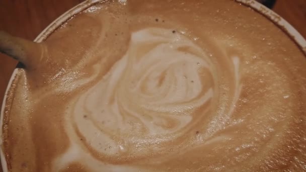 Schaumiger Cappuccino. Kaffee in Tasse mixen — Stockvideo