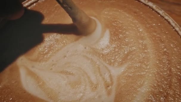 Míchání horké kávy Latte s lžící makro shot. — Stock video