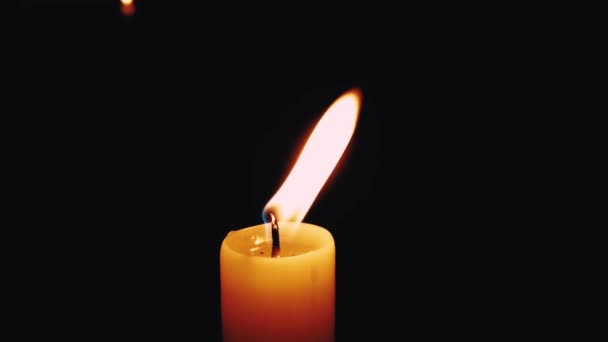 Sebuah Lilin Terang Bersinar Dalam Gelap — Stok Video