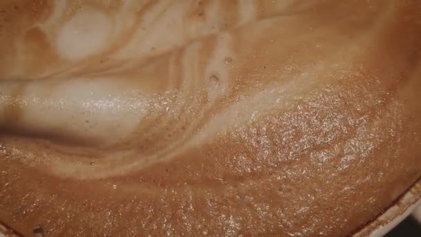 Macro textura de espuma de café. Levante a espuma de arte de latte com colher — Vídeo de Stock