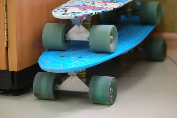 Skateboardy Naskládané Podlaze Jídelně — Stock fotografie