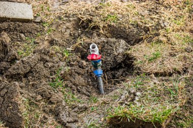 Hasarlı su borusu, yerde Walve ile tamir için hazır küçük bir hendekte..