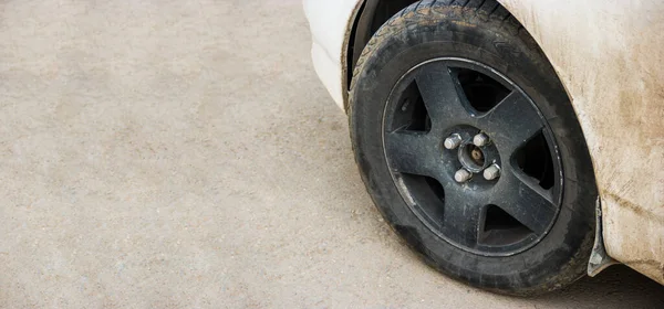 Primer Plano Llanta Metálica Rueda Del Coche Detalle Del Coche —  Fotos de Stock