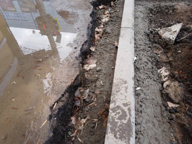 Manzaranın üstündeki sokağa yeni kaldırım taşları yerleştirildi. Kaldırım taşı sabitleme için betona batırıldı.