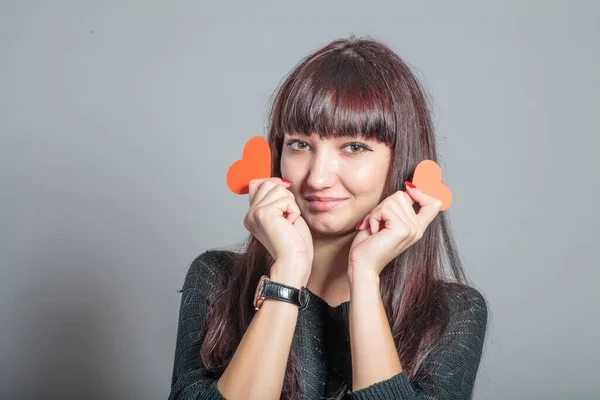 Aziatisch Meisje Houdt Twee Papieren Hart Aan Beide Zijden Van — Stockfoto