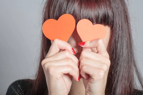 Chica Cubriendo Sus Ojos Con Corazones Papel — Foto de Stock