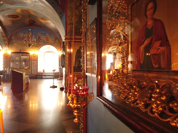 アストラハン ロシア 2020年10月10日 聖ミカエルのアイコンの前にある黄金の鎖に油ランプを燃やす正教会内部 — ストック写真