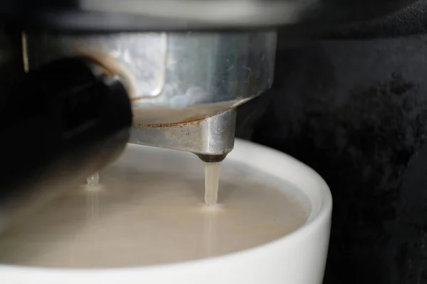 Příprava Kávy Káva Nalévání Poháru Makro Záběr — Stock fotografie