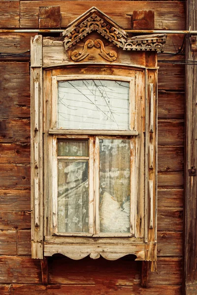 Close Finestra Legno Casa Campagna Russa Con Decorazioni Mezzo Rotto — Foto Stock