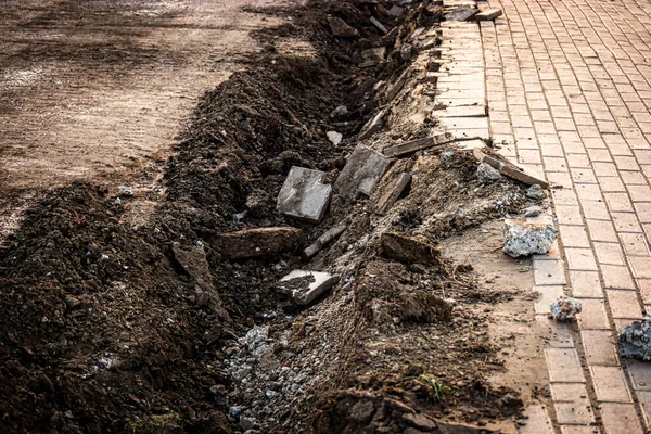 Tomma Diket Längs Trottoaren Smal Grav Grävdes För Trottoarkant Sten — Stockfoto