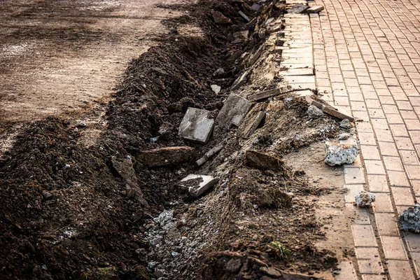 Lege Loopgraaf Langs Voetgangers Stoep Een Smalle Loopgraaf Werd Gegraven — Stockfoto