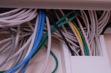 Ağ rafının arkasında biraz kaotik ağ kabloları