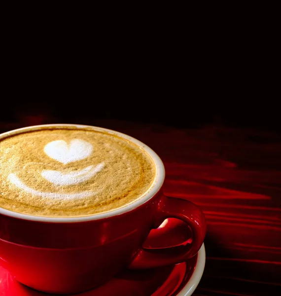 Červený Šálek Kávy Pěnivým Mlékem Latte Art Copyspace Vrcholu Stojící — Stock fotografie