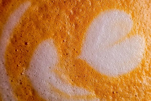 Arte de espuma de forma de coração no topo da macro café latte — Fotografia de Stock