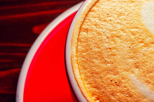 Kopje melk koffie zoals cappuccino of latte met koffie schuim op de top, detail macro — Stockfoto