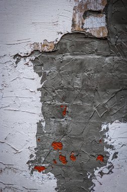 Beton ve beyaz alçıyla kaplı eski bir duvar. Ev onarım işleri, yenileme..