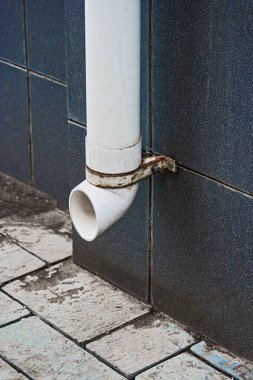 Kuyruklu ön duvardaki plaktik drenaj borusu.