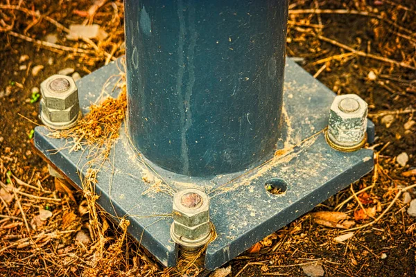 Metallstütze Oder Pikllar Mit Großen Muttern Auf Dem Boden Montiert — Stockfoto