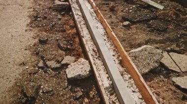 Yeni kaldırım taşının POV 'u yola monte edildi ve ahşap biçiminde beton sabitlendi