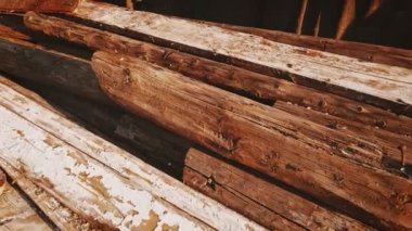 Kenar mahallelerde inşaat yıkımının ardından aşınmış ahşap artıklar.