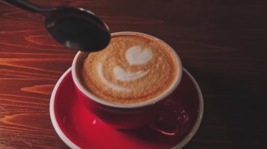 O zaman kaşık pozu kahve fincanına ve kahveye girer.