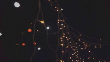 Mağaza cephesinde açık havada ampul dekoru