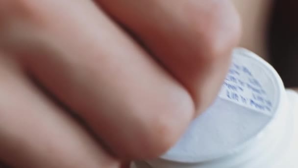 Человек пытается открыть запечатанный ящик таблетки, но безуспешно — стоковое видео