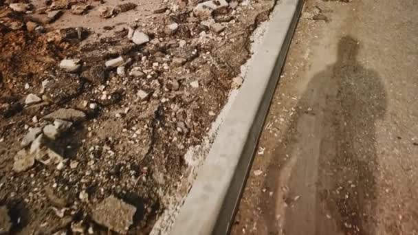 POV berjalan sepanjang curbstone yang baru dipasang — Stok Video