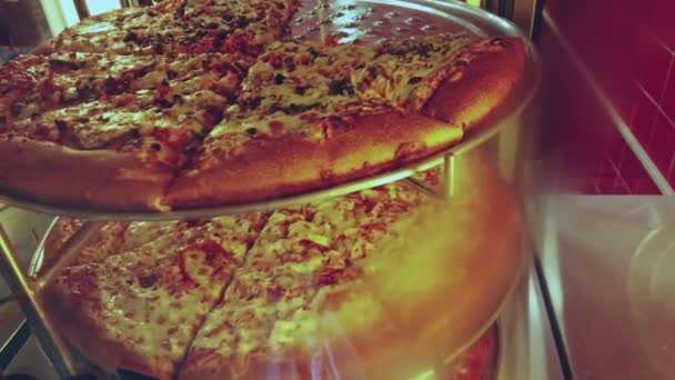 Verse kip-kaas en champignons-kaas pizza 's op draaitafel in pizzeria — Stockvideo